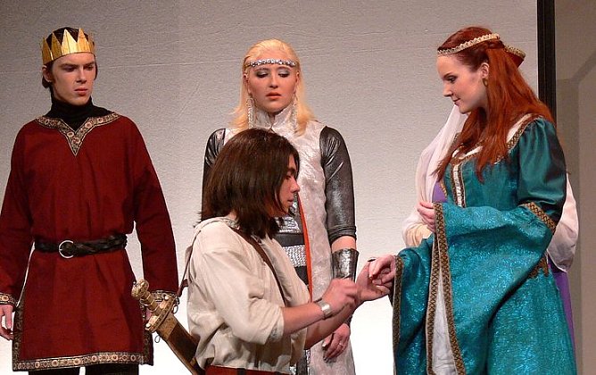 Jugendlichen spielen Theater (Foto: K&uuml;hn)