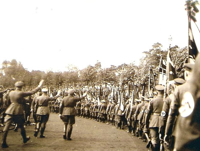 Aufmarsch 1931 (Foto: Gedenkstätte Mittelbau Dora) Aufmarsch 1931 (Foto: Gedenkstätte Mittelbau Dora)