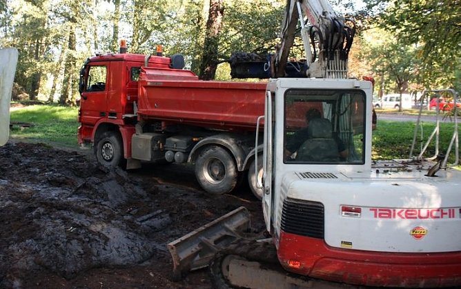 Schlamm wird entsorgt (Foto: psv) Schlamm wird entsorgt (Foto: psv)