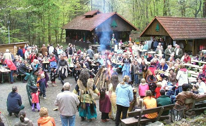 Feier in der Walpurgiusnacht (Foto: Urban)