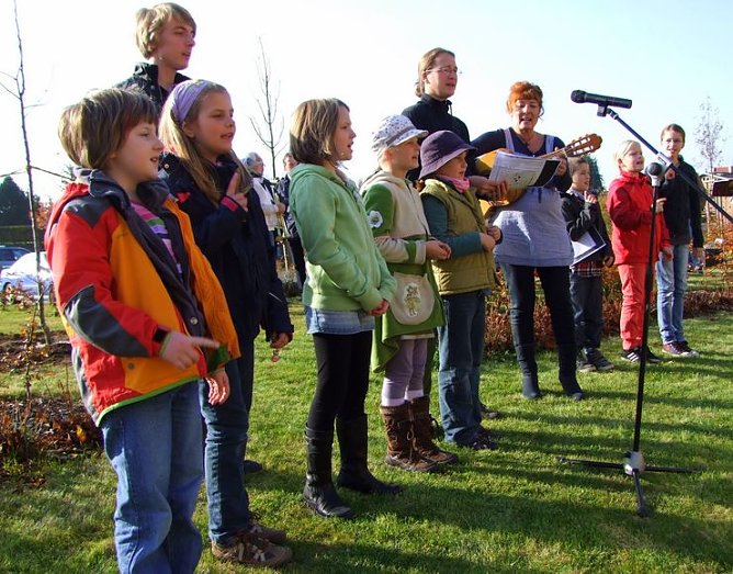 Apfelbaum gepflanzt (Foto: M. Sch&uuml;ler)