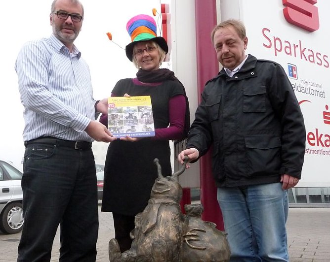 Kalender &uuml;bergeben (Foto: nnz)