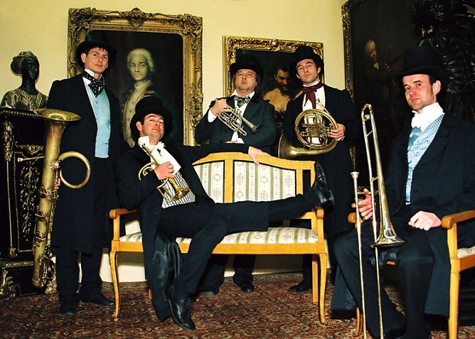 Orchester im historischen Gewand (Foto: Passion des Cuivres)