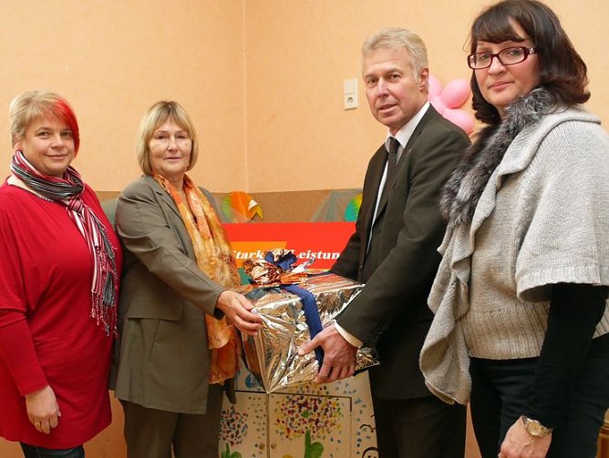 &Uuml;bergeben (Foto: NUV)