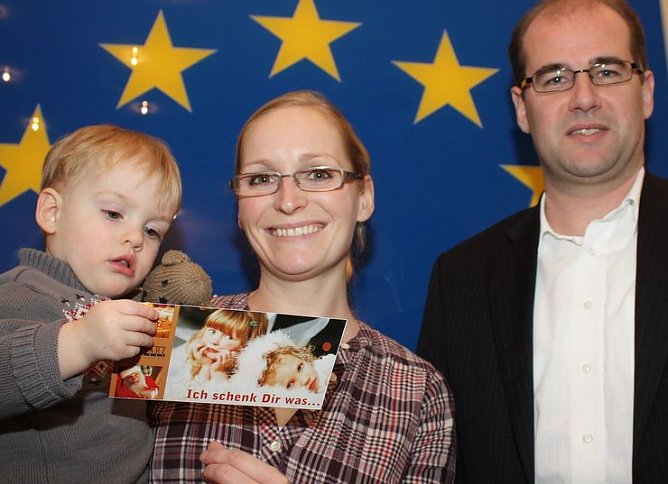 Gutschein &uuml;bergeben (Foto: privat)