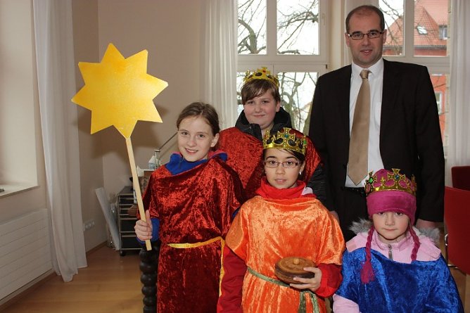 Sternsinger im Rathaus (Foto: privat) Sternsinger im Rathaus (Foto: privat)