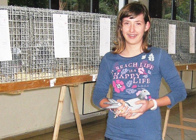 Carolin Werther mit ihrer Taube (Foto: privat)