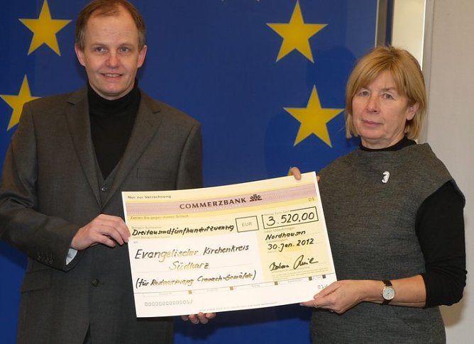 Symbolischer Scheck übergeben (Foto: nnz) Symbolischer Scheck übergeben (Foto: nnz)