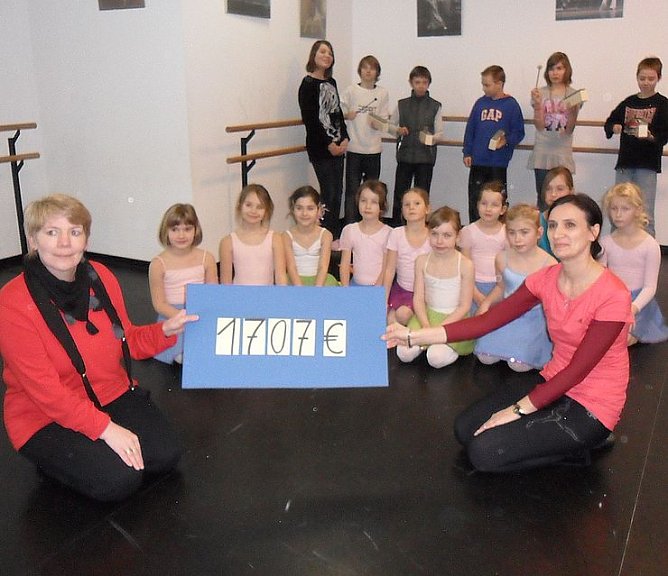 Geld übergeben (Foto: privat) Geld übergeben (Foto: privat)