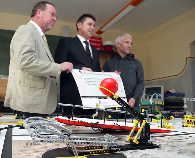 Scheck &uuml;bergeben (Foto: nnz)