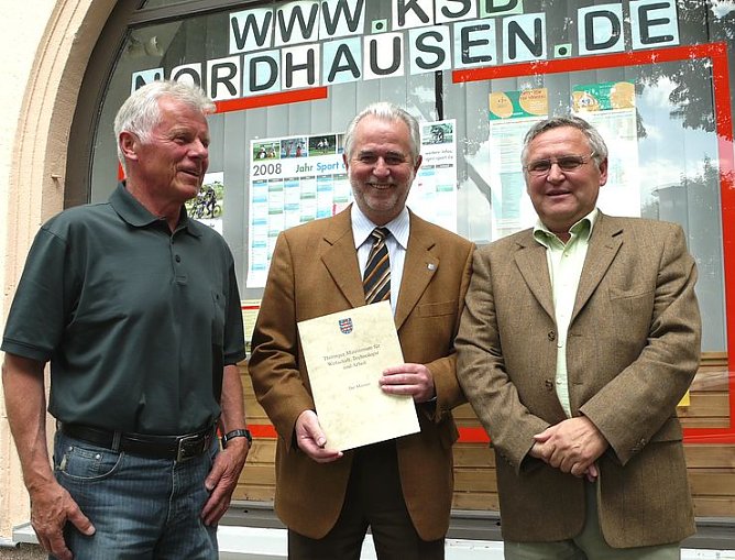 Bescheid &uuml;bergeben (Foto: nnz)