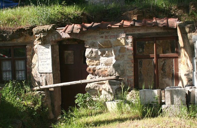 Felsenwohnung in Langenstein (Foto: Hellberg) Felsenwohnung in Langenstein (Foto: Hellberg)