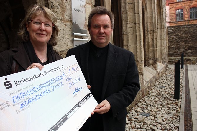 Spende &uuml;bergeben (Foto: P. Grabe)