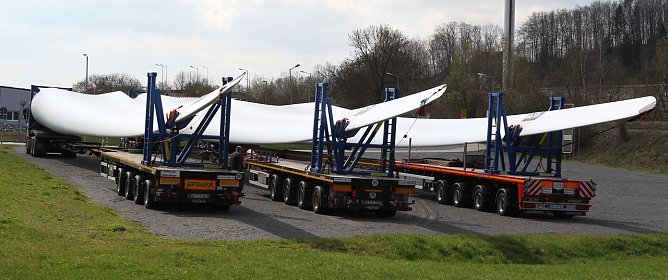 Fertig zum Transport: Rotorblätter (Foto: nnz) Fertig zum Transport: Rotorblätter (Foto: nnz)