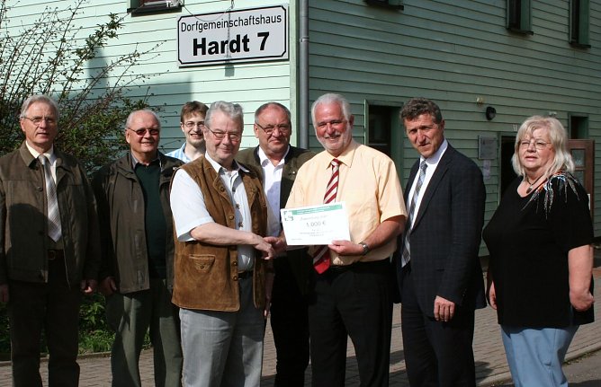 Bescheid &uuml;bergeben (Foto: R. Wille)