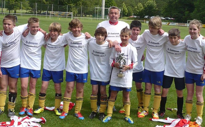 Zweifacher Erfolg f&uuml;r Ellricher Nachwuchskicker (Foto: privat)