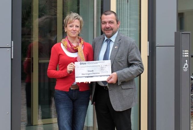 Scheck &uuml;berreicht (Foto: privat)