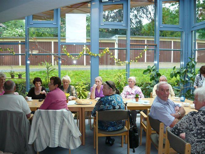 Die Teilnehmer warten auf das Gegrillte (Foto: D. Buchardt)