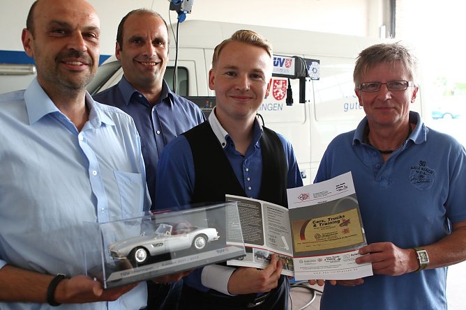 Gutschein und Modellauto (Foto: nnz)