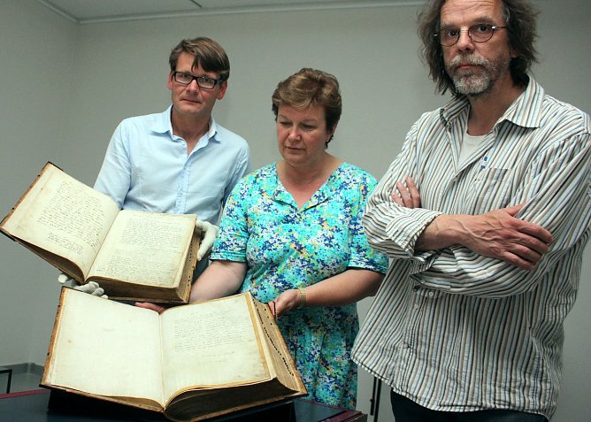 Bibel übergeben (Foto: I. Bergmann) Bibel übergeben (Foto: I. Bergmann)