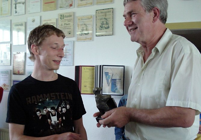 Matthias Stolze (Reifenstein) &uuml;bernimmt den Pokal aus den H&auml;nden des Sollstedter B&uuml;rgermeisters Claus Adam (Foto: privat)