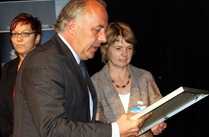 Urkunde überreicht (Foto: privat) Urkunde überreicht (Foto: privat)