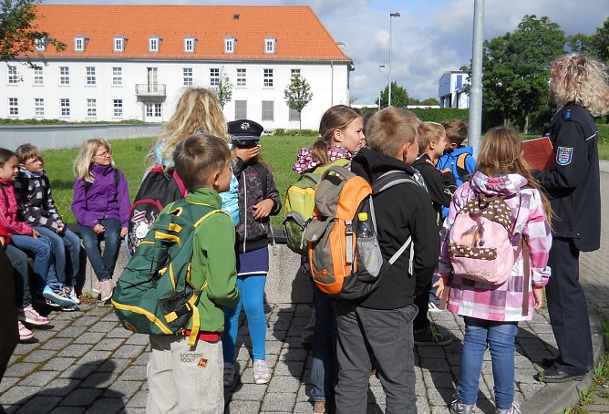 Besuch bei der Polizei (Foto: privat) Besuch bei der Polizei (Foto: privat)