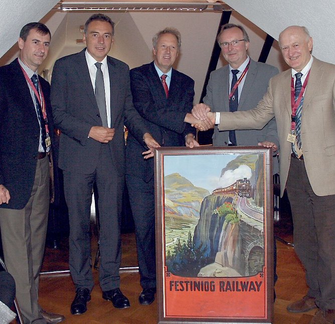 Plakat übergeben (Foto: HSB) Plakat übergeben (Foto: HSB)