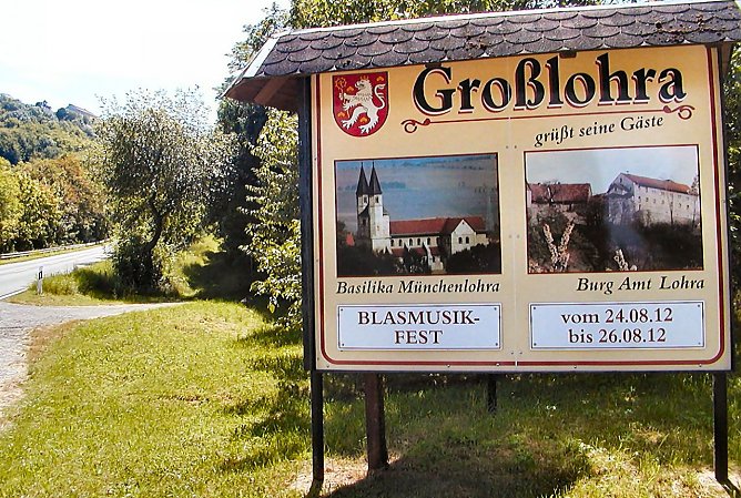 Gr&uuml;&szlig;e am Ortseingang (Foto: E. Seifert)