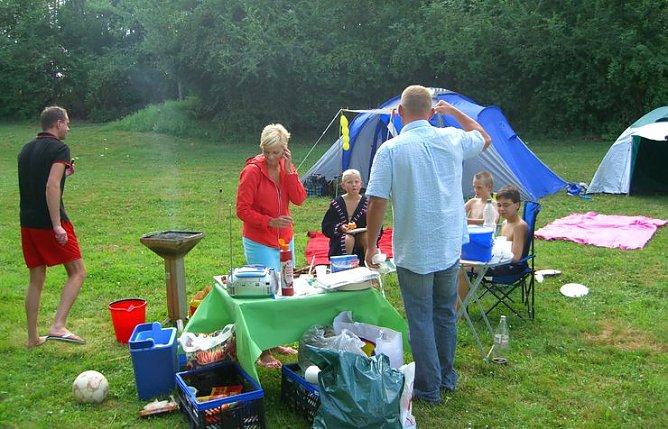 Zelten am Kiesgewässer (Foto: Badehaus) Zelten am Kiesgewässer (Foto: Badehaus)