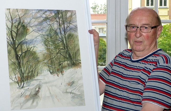 Fritz Wilhelm mit dem Aquarell Ein Wintertag (Foto: B. Susemihl)