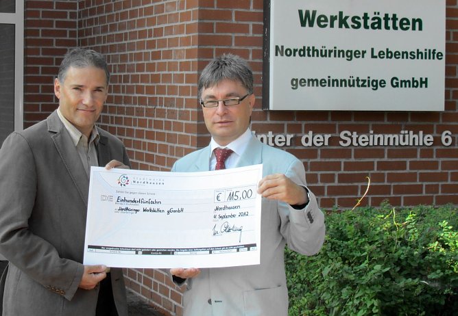 Übergeben (Foto: Franziska Bernsdorf) Übergeben (Foto: Franziska Bernsdorf)