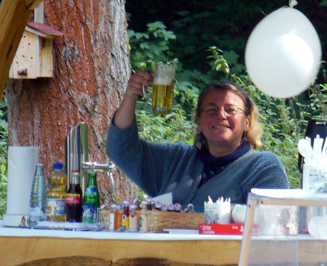 Vereinsmitglied Anette Mootz am Zapfhahn (Foto: L. Schubert)