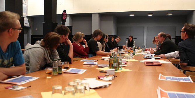 Runder eckiger Tisch (Foto: nnz)