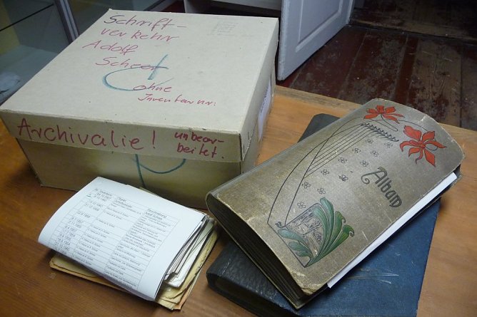 Briefe entdeckt (Foto: H. Kneffel) Briefe entdeckt (Foto: H. Kneffel)