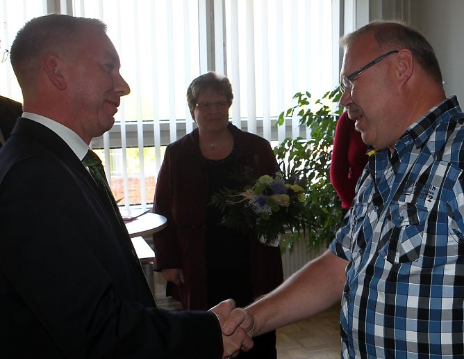 Oliver W&ouml;nnmann gratuliert Werner Hertel (Foto: nnz)
