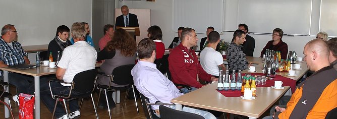 Feierliche &Uuml;bergabe der Zertifikate (Foto: nnz)