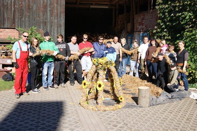 Stroh gewickelt (Foto: M. Randel) Stroh gewickelt (Foto: M. Randel)