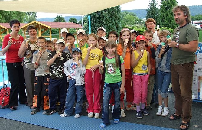 Besuch im Freibad (Foto: Wenkel)