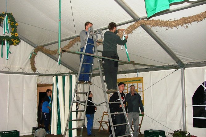 Aufbau des Zeltes (Foto: privat) Aufbau des Zeltes (Foto: privat)