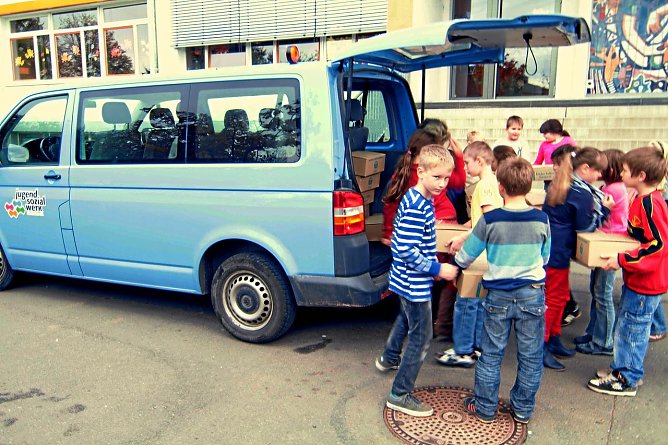 Päckchen übergeben (Foto: privat) Päckchen übergeben (Foto: privat)