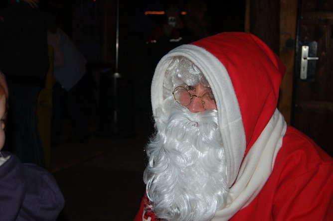 Nikolaus begrüßt kleine und große Fahrgäste (Foto: privat) Nikolaus begrüßt kleine und große Fahrgäste (Foto: privat)