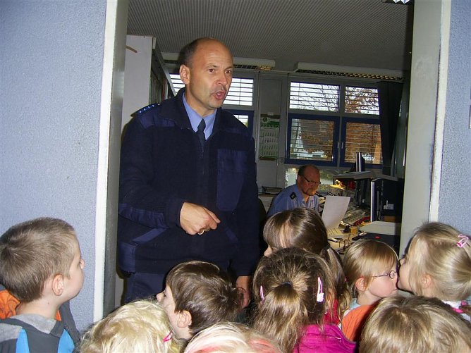 Besuch bei der Polizei (Foto: privat) Besuch bei der Polizei (Foto: privat)