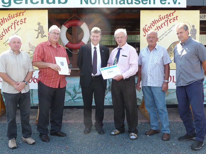 Bescheid übergeben (Foto: CDU) Bescheid übergeben (Foto: CDU)