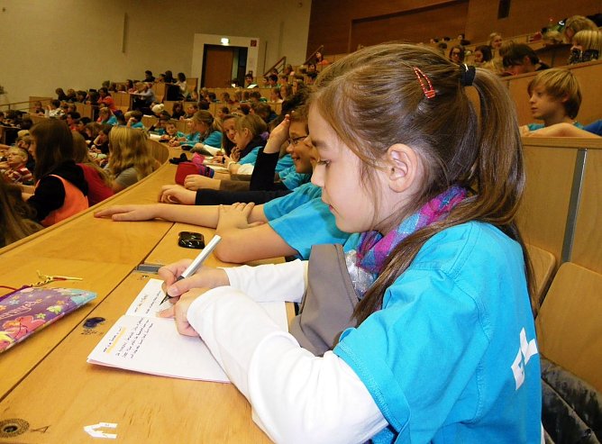 Elisabeth schrieb fleißig mit, wie eine Studentin... (Foto: H. Roeder) Elisabeth schrieb fleißig mit, wie eine Studentin... (Foto: H. Roeder)