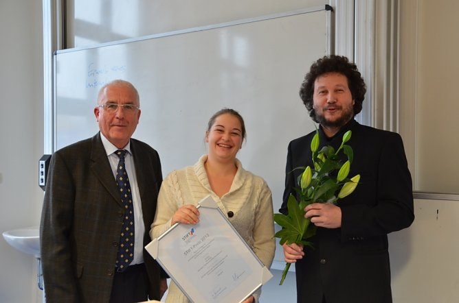 Preis an Pia Manz &uuml;bergeben (Foto: A. Schelenhaus, FH)