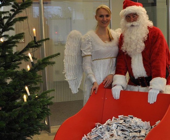 Weihnachtsmann und Engel zu Besuch (Foto: KSK)