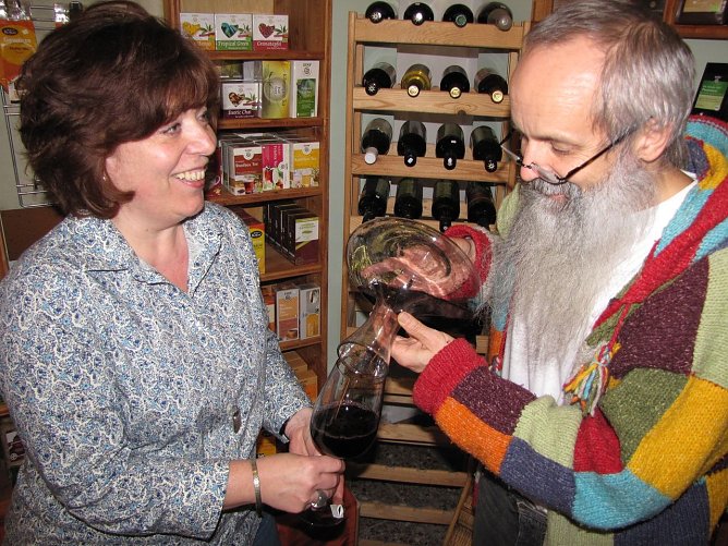 Wein verkosten (Foto: J. Piper) Wein verkosten (Foto: J. Piper)