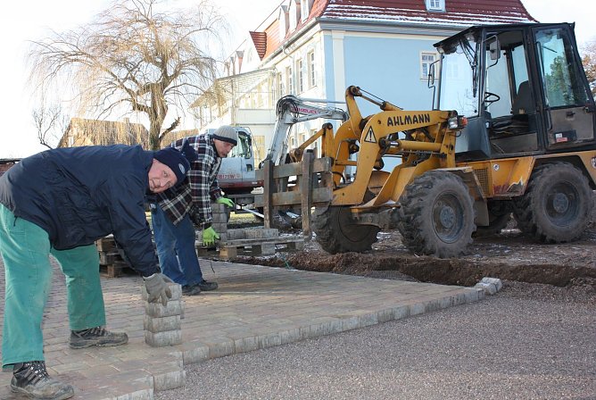 Au&szlig;enanlagen werden gestaltet (Foto: I. Bergmann)