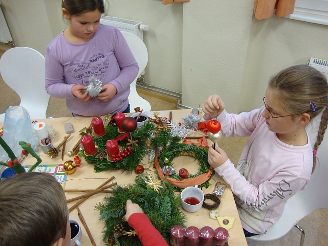 Kränze gebastelt (Foto: Dr. Ibe) Kränze gebastelt (Foto: Dr. Ibe)